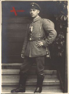Historisches Foto junger Mann auf Feldurlaub, 1. Weltkrieg