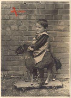Historisches Foto Kleines Kind auf einem Schaukelpferd
