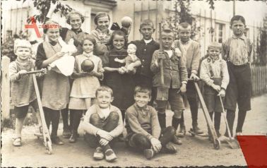 Historisches Foto "Junge Garde", Kinder mit ihren Spielzeugen