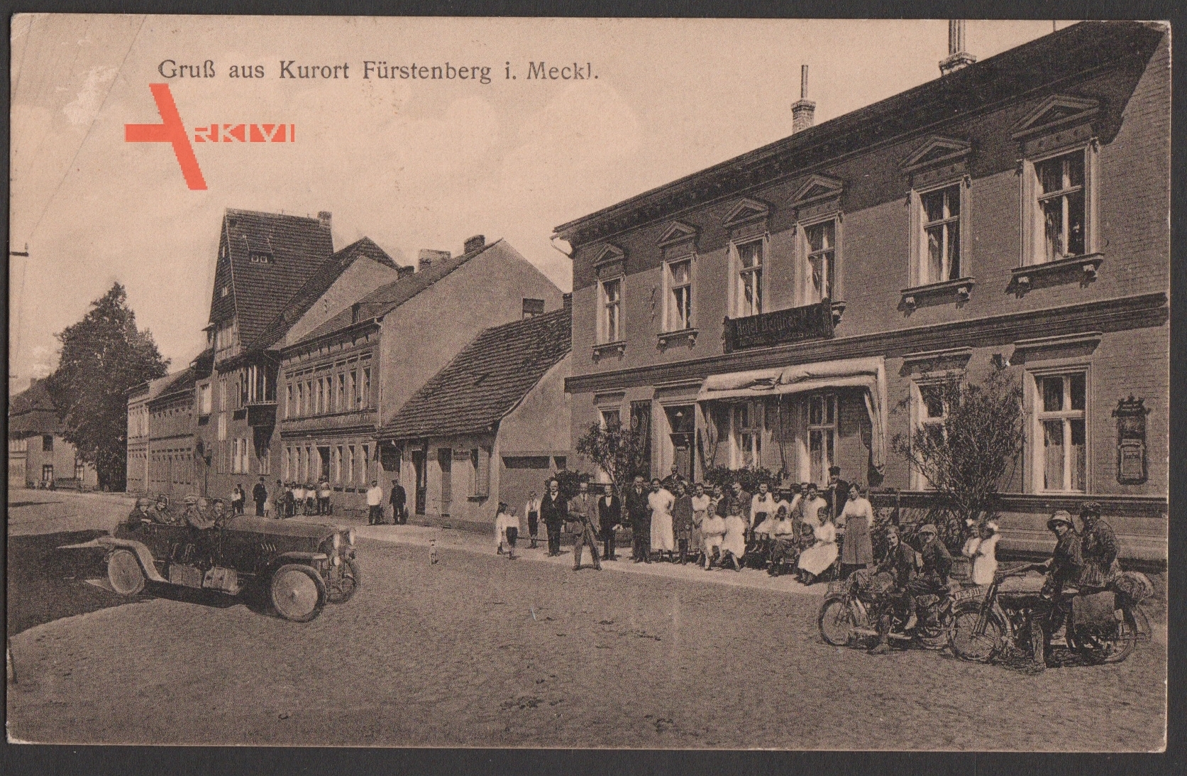Mopedfahrer am Hotel Berliner Hof in Fürstenberg um 1922