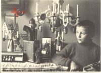 Historisches Foto Kriegsweihnacht 1914, Kind am vollen Gabentisch