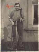 Historisches Foto "Der Hinterwaldler", bäuerlicher Mann mit Säge und Axt