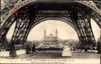 Paris, Le Trocadero vu sous la Tour Eiffel, Teilansicht vom Eiffelturm