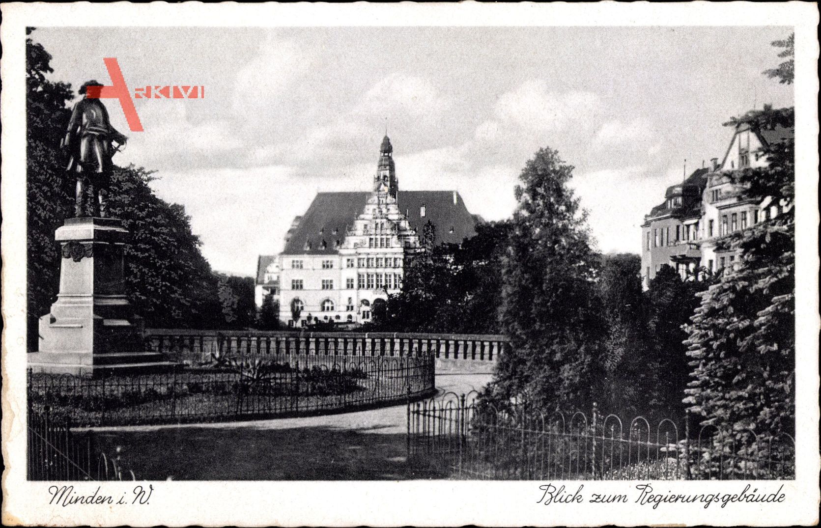 Minden in Ostwestfalen Lippe, Blick zum Regierungsgebäude, Denkmal