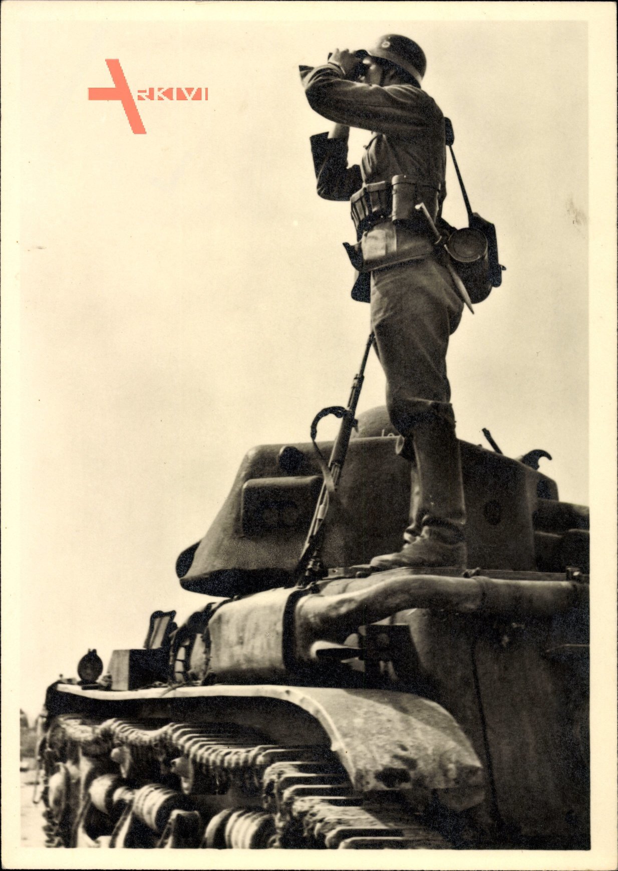 Deutsche Waffen SS, Ausschau nach dem Feind, Soldat mit Feldstecher steht auf einem Panzer