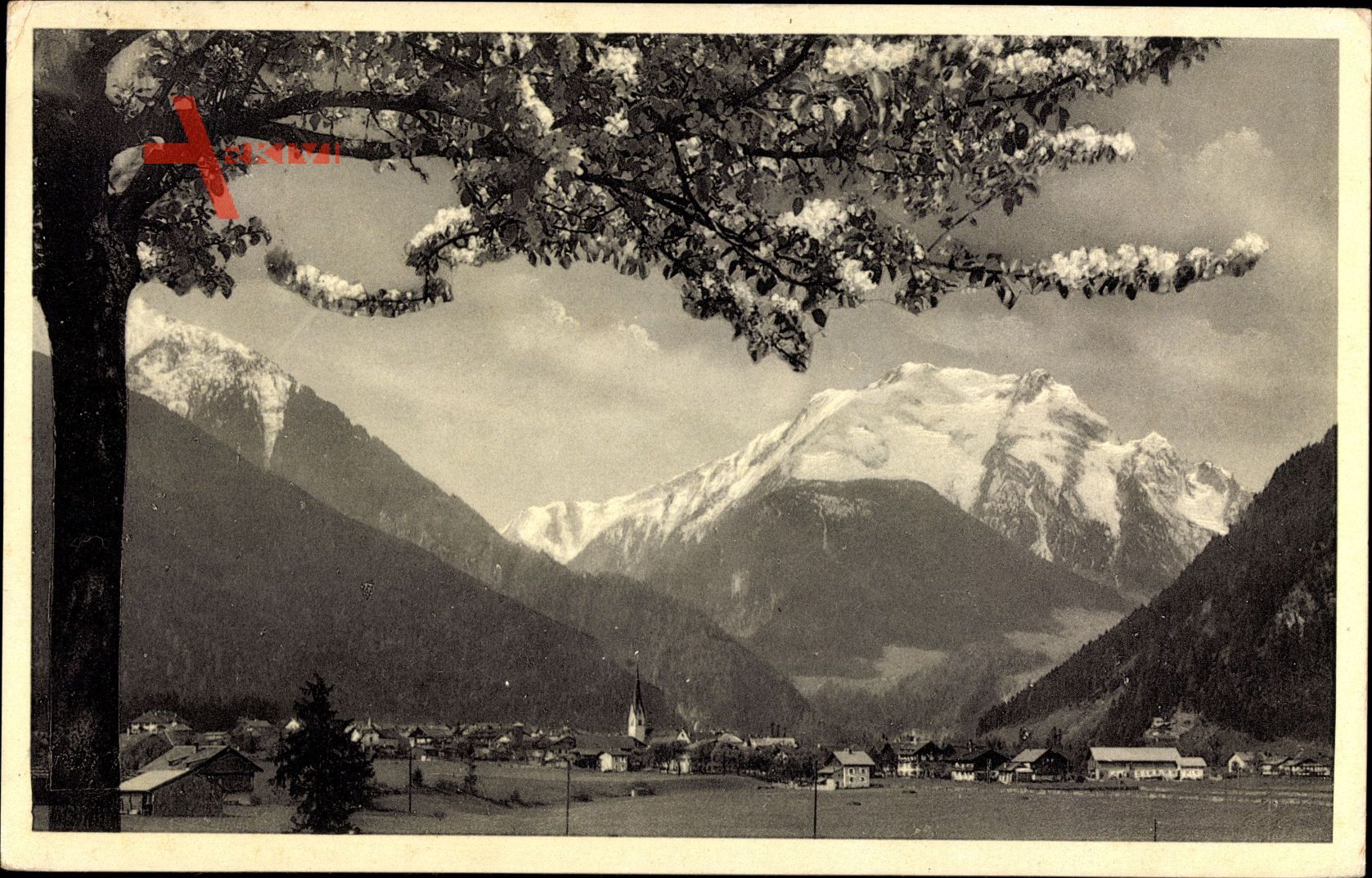 Mayrhofen Zillertal Tirol, Blick zum Grünberg, Ort im Frühling