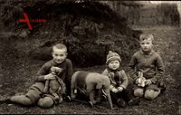 Drei Kinder mit Spielzeug, Elefant, Teddybär, Plüschtiere