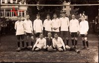 Fußballmannschaft, Gruppenfoto am Tor, Sportbekleidung