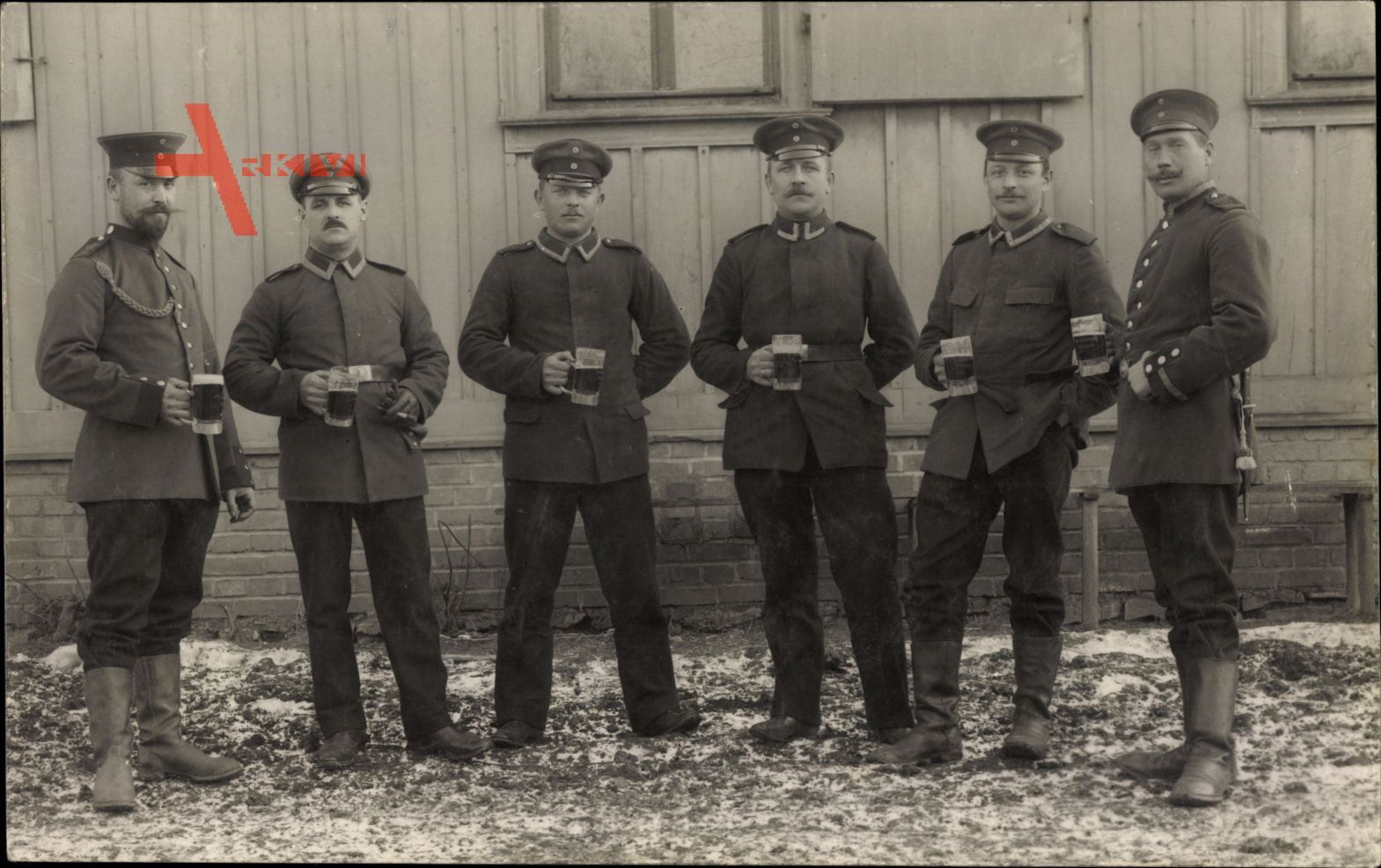 I. WK, Deutscher Soldaten in Feldgrau mit Biergläsern