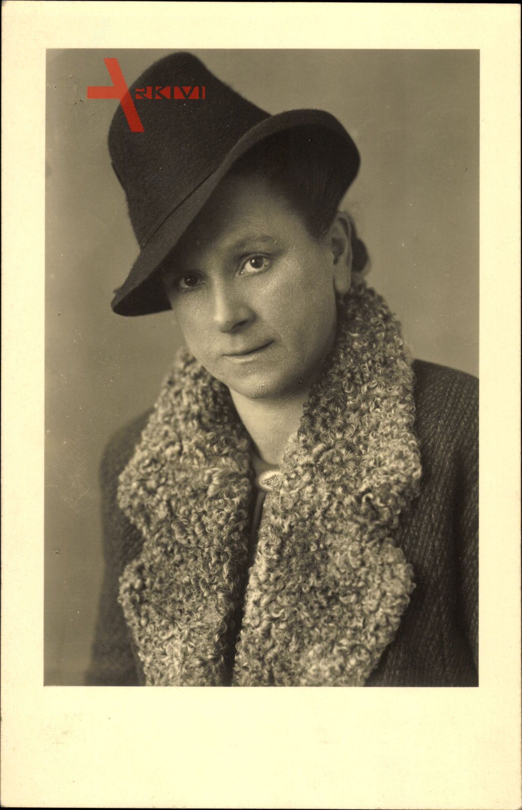 Eine Frau in Wollmantel und Hut, Portrait