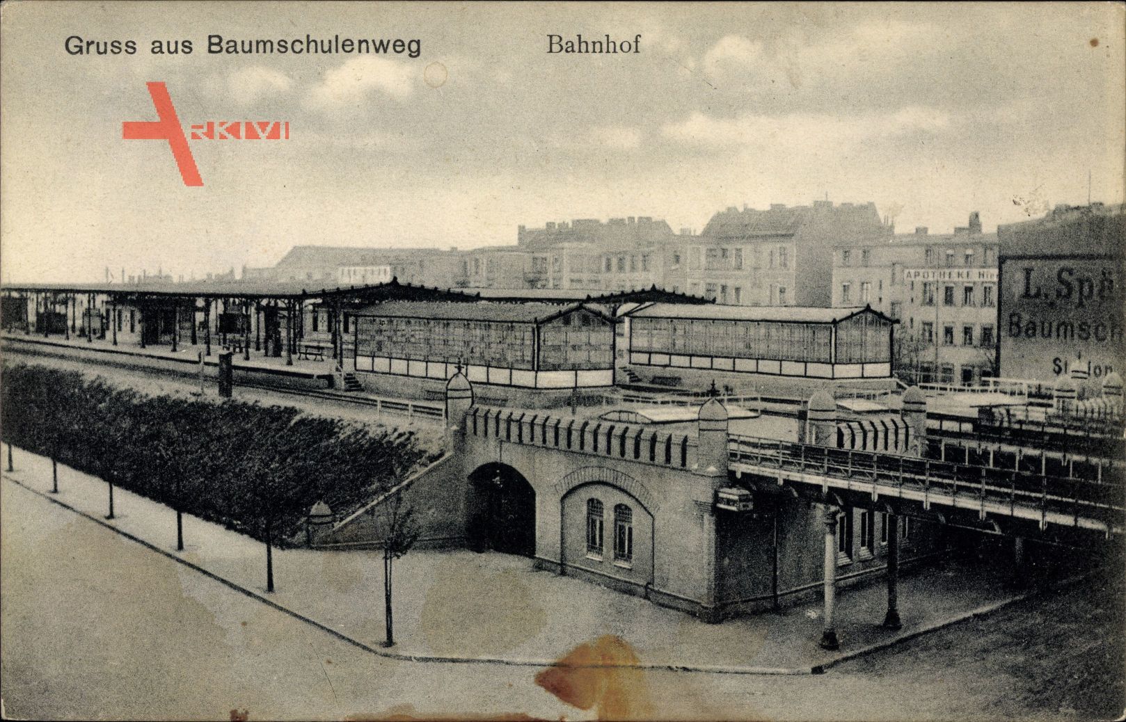 Berlin Treptow Baumschulenweg, Blick auf den Bahnhof, Straßenpartie, Gleise