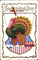 Thanksgiving, Truthahn auf Messer über amerikanischem Wappen um 1909