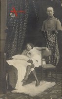 Frau in Unterwäsche auf dem Bett, Strümpfe, Soldatenportrait