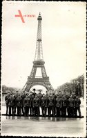 Paris Frankreich, Deutsche Wehrmacht, Gruppenportrait vor dem Eiffelturm