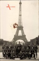 Paris Frankreich, Gruppenfoto, Wehrmachtsoldaten vor dem Eiffelturm, II. WK