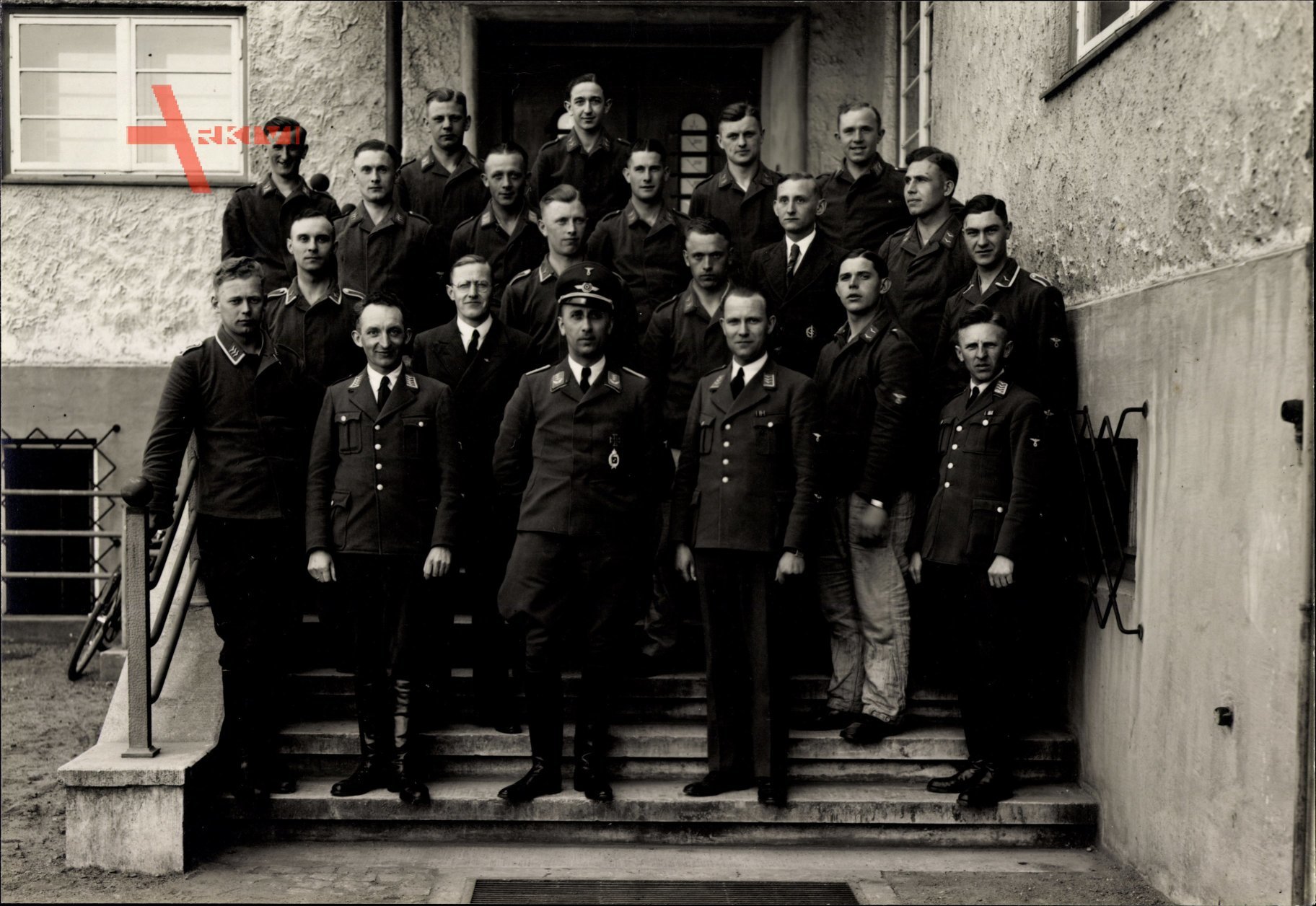 Foto Deutsche Wehrmacht, Luftwaffe, Soldaten in Uniformen, Hauptmann mit Fliegerabzeichen, II. WK