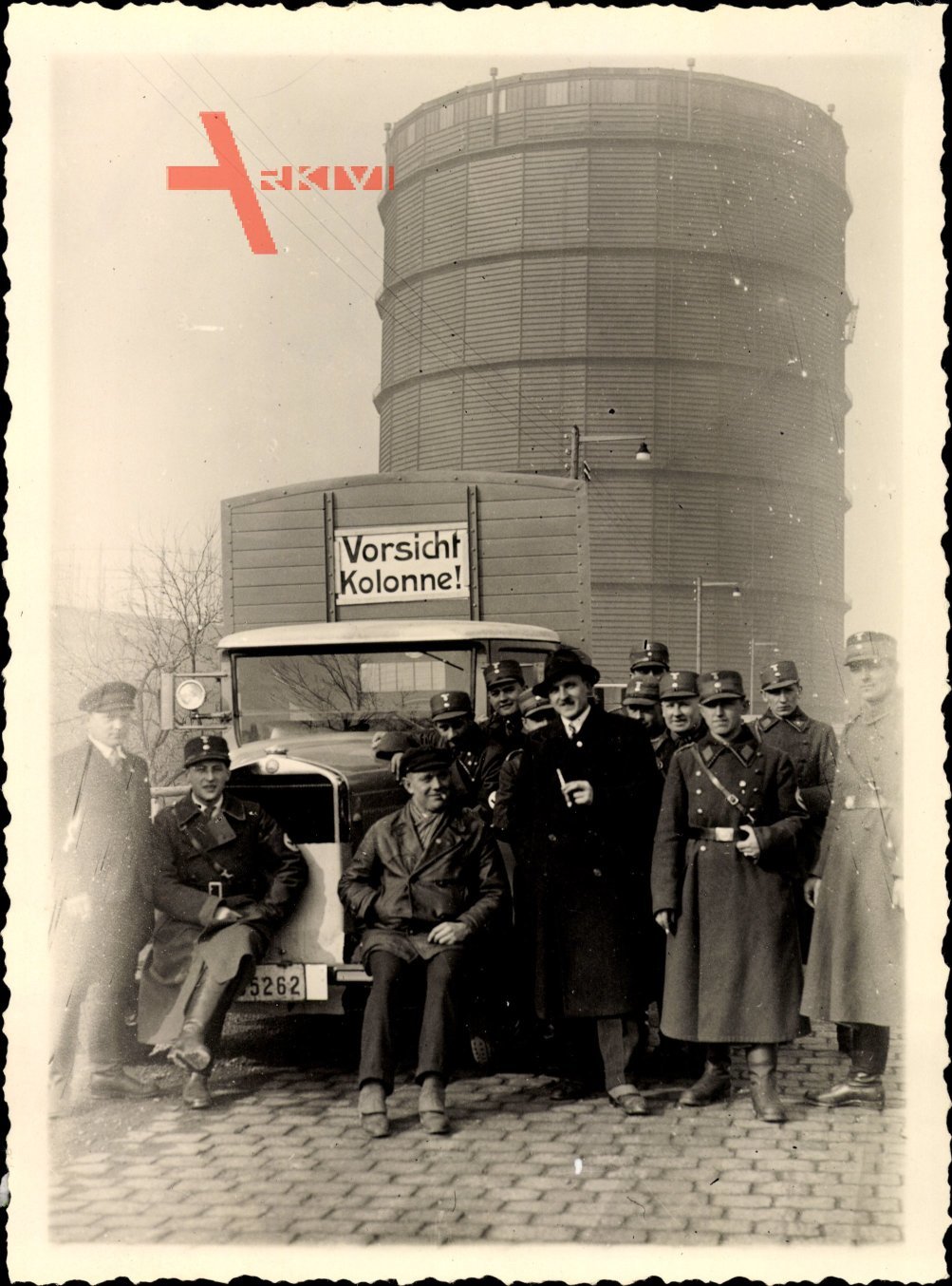 Foto SA Uniformierte und NSDAP Mitglieder, LKW, Silo, Vorsicht Kolonne