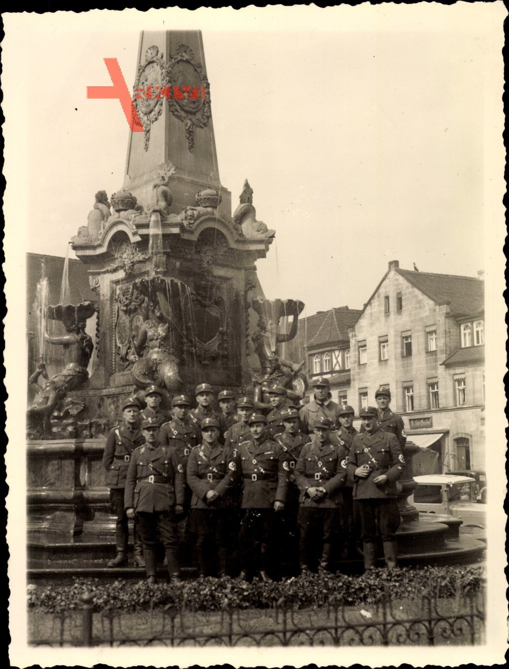 Foto SA Uniformierte vor einem Kriegerdenkmal, Geschäft Fritz A. Gundel