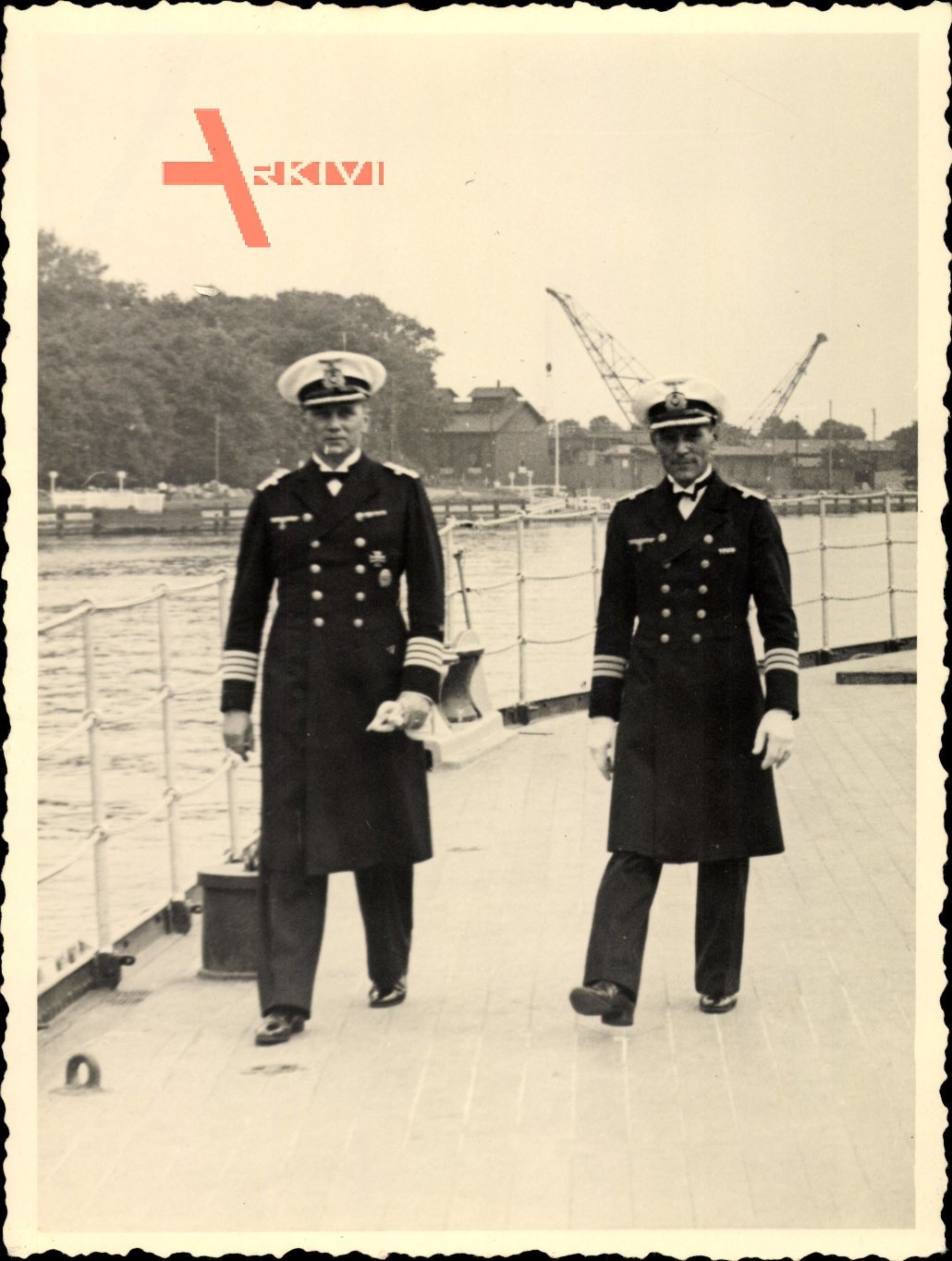 Foto Deutsche Wehrmacht, Kriegsmarine, Offiziere in Uniformen An Bord eines Schiffes, II. WK