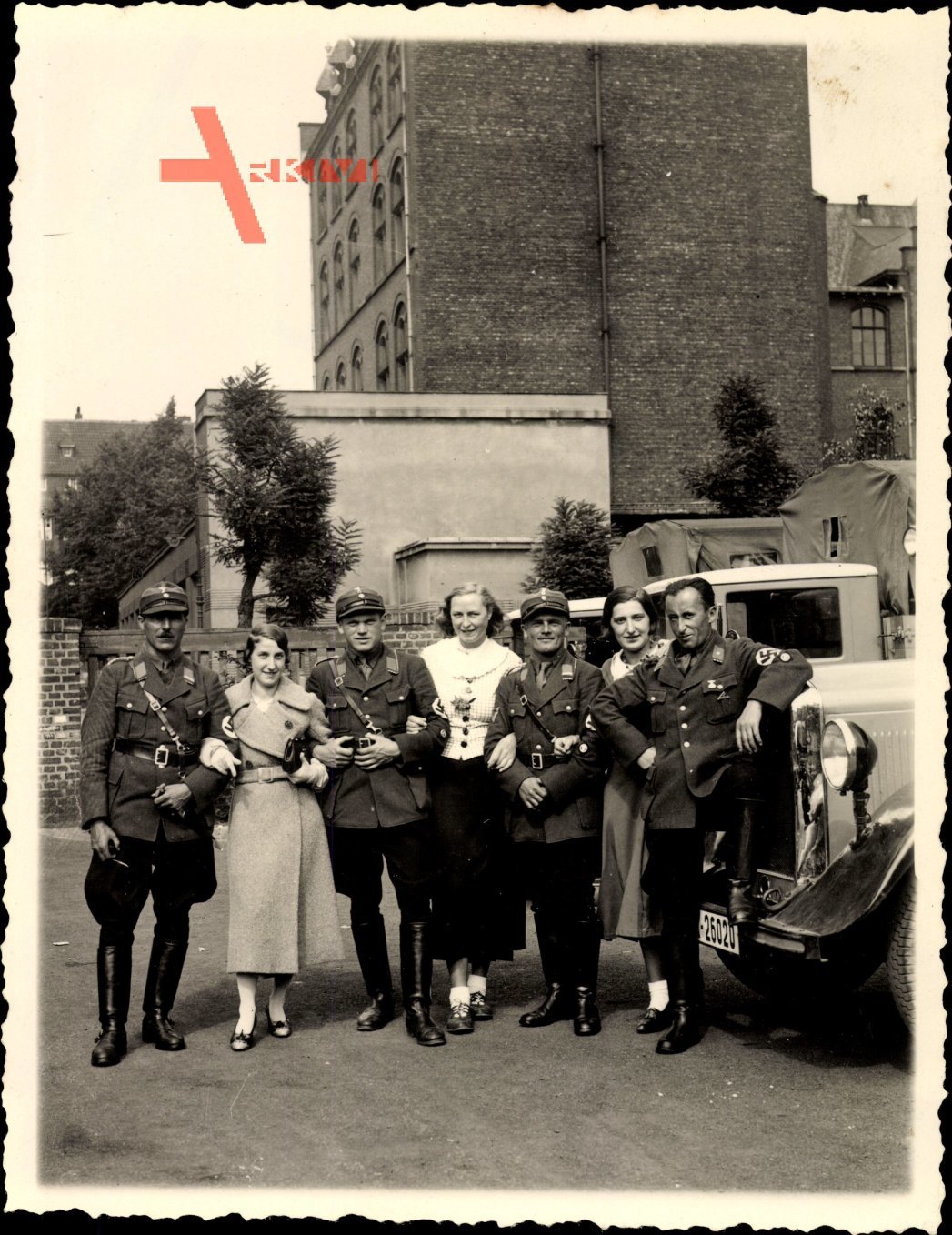 Foto SA Uniformierte mit Frauen, LKW, Stiefel, Rangabzeichen