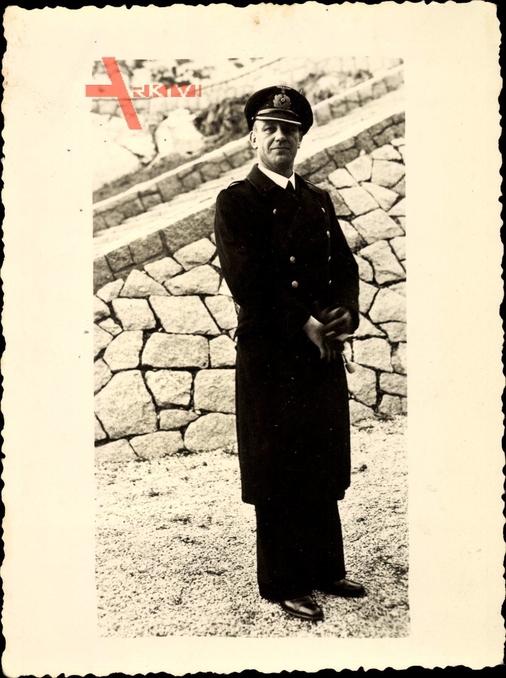 Foto Deutsche Wehrmacht, Kriegsmarine, Soldat in Uniform, Mantel, Schirmmütze, Quaste
