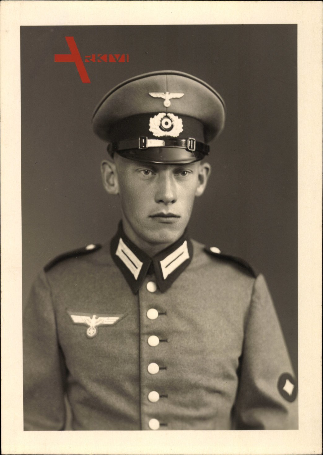 Deutsche Wehrmacht, Soldat in Uniform, Schirmmütze, Kragenspiegel, Ärmelabzeichen