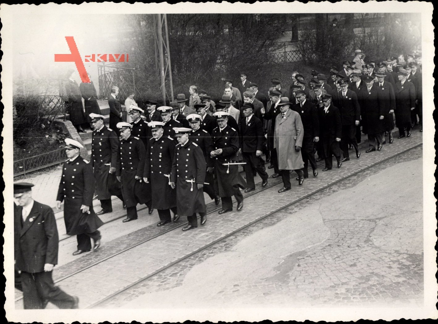 Foto Kiel, 01. Mai 1936, Tag der Arbeit, Kriegsmarine, Beamte, Straßenumzug