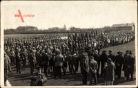 Itzehoe in Schleswig Holstein, SA Uniformierte auf einem Feld, Bannerträger, Zuschauer