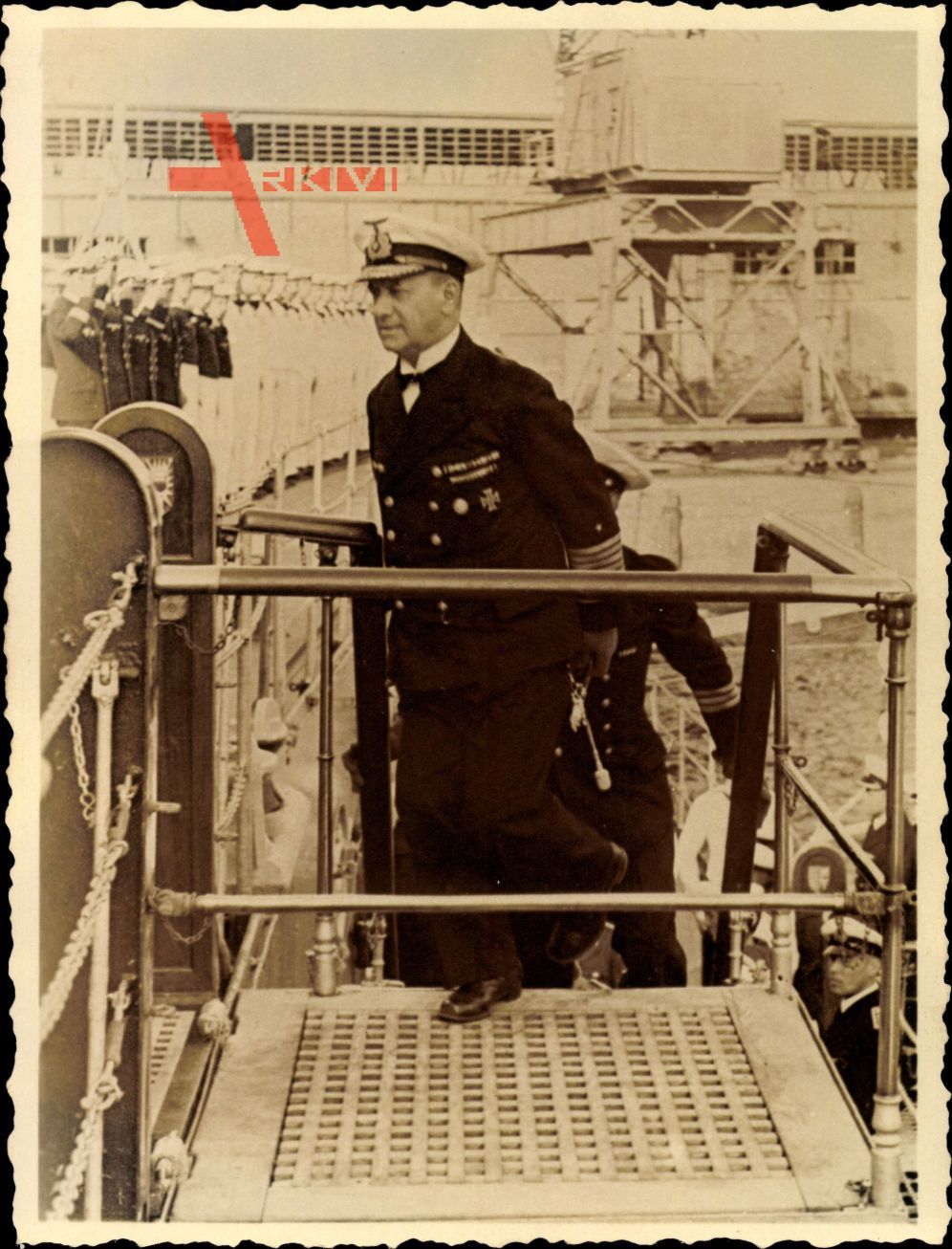 Foto Großadmiral Erich Raeder, Kriegsmarine, Gang an Land, Salutierende Matrosen, II. WK