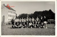 Fußballmannschaft der DAF auf dem Sportplatz vor einem Gebäude