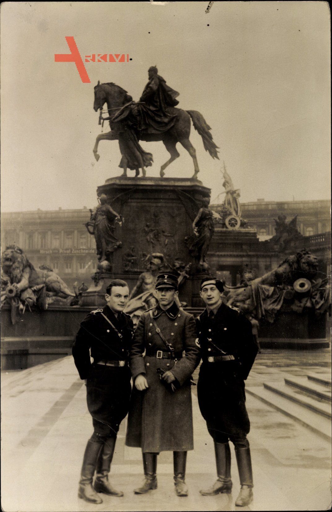 Berlin Mitte, Kaiser Wilhelm Reiterdenkmal, SA Sturmmann in Uniform, Kragenspiegel Th.