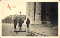 Paris Frankreich, Wehrmachtssoldaten am Arc de Triomphe, Gefallenendenkmal, dt. Besatzung