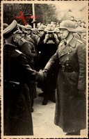 Foto Deutsche Wehrmacht, Händeschütteln, Soldat in Stahlhelm, Mantel, Fotograf, II. WK