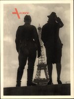Foto Paris, Deutsche Wehrmacht, Soldat mit einer jungen Frau vor dem Eiffelturm, II. WK