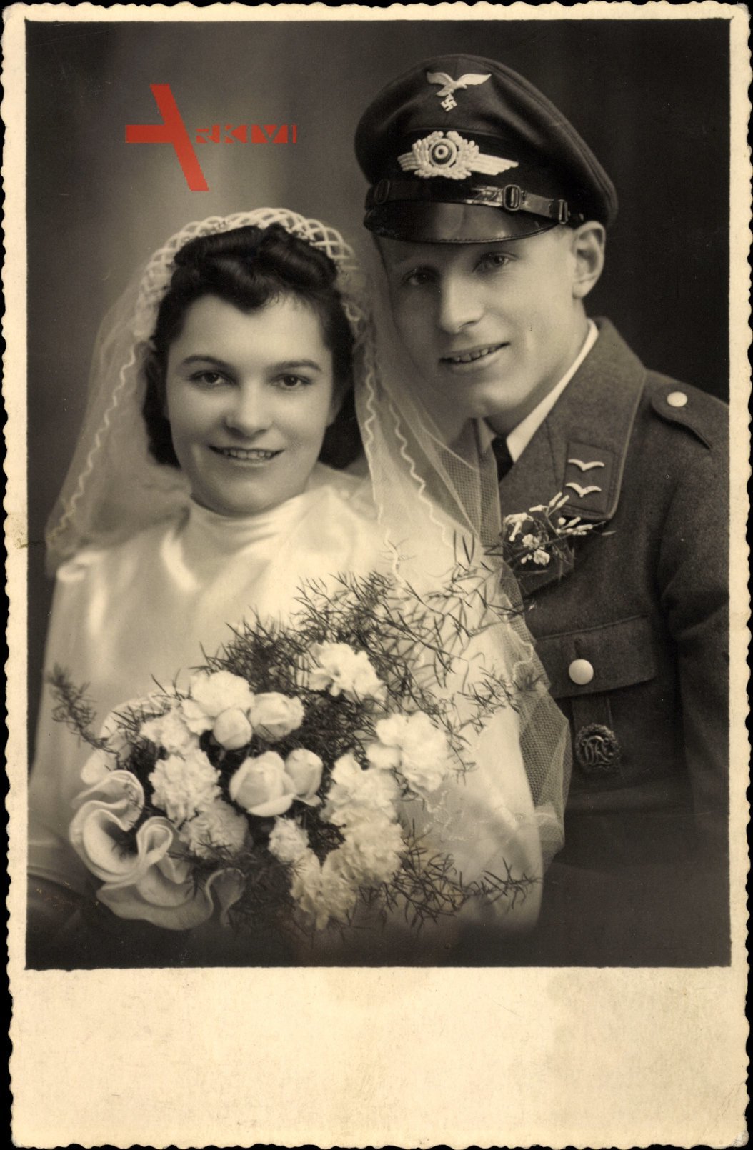 Deutsche Wehrmacht, Luftwaffe, Gefreiter in Uniform, Kragenspiegel, Hochzeitsfoto,Brautkleid
