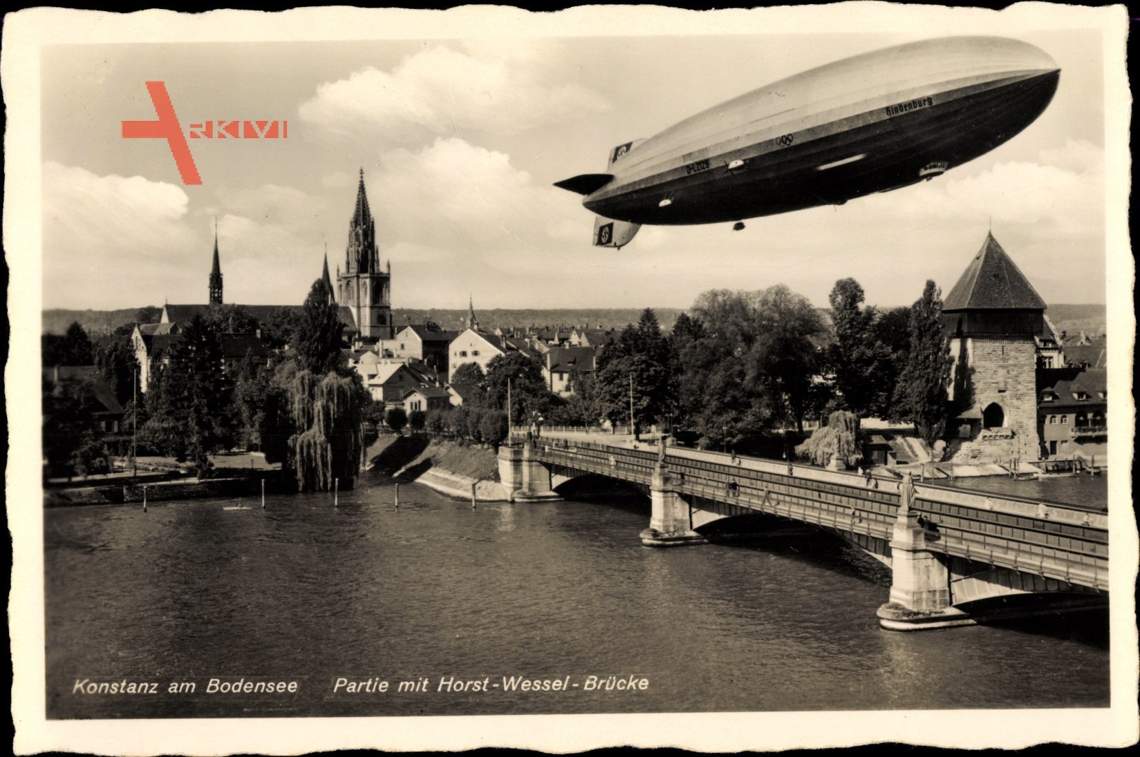 Konstanz am Bodensee, Blick auf die Horst Wessel Brücke, Zeppelin über dem Bodensee