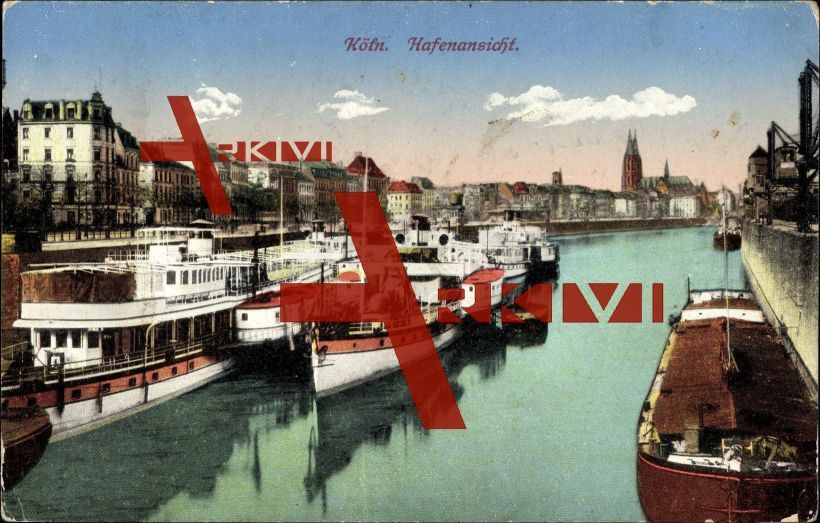 Idyllische Hafenansicht aus dem historischen Köln mit angelegten Dampfern, Binnenfrachtern und anderen Schiffen an der Uferpromenade