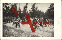 Gruppe Soldaten mit Marschgepäck, Fahrräder
