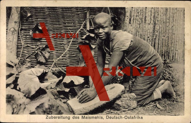 Volkstypen Deutsch Ostafrika, Frau bereitet Maismehl