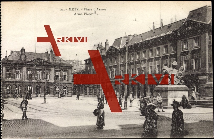 Metz CPA 57, Place d'Armes, les passants,le monument