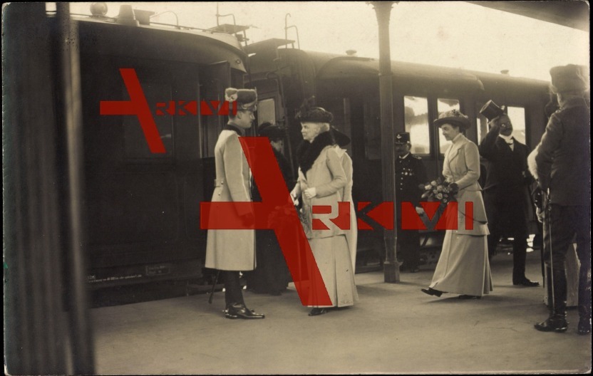 Kaiserin Auguste Victoria auf einem Bahnhof, Soldat