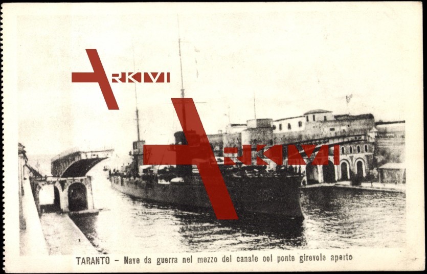 Taranto Puglia, Nave da guerra nel mezzo del canale
