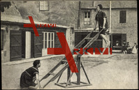 robaten üben an Wippe im Hof, 1924