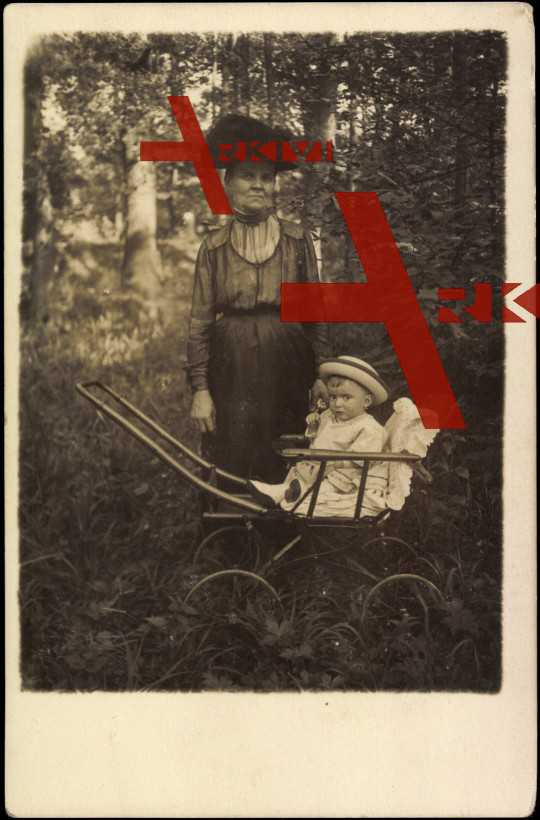Kleines Kind im Kinderwagen mit seiner Mutter