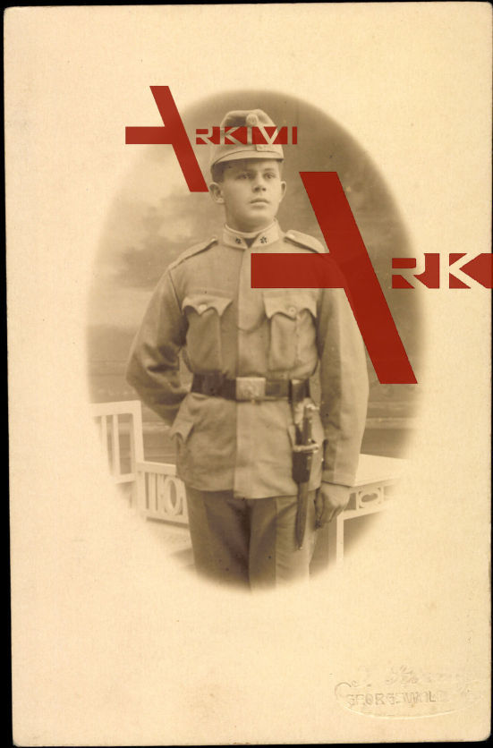 Junger Soldat in Uniform, Bajonett,Käppi,Koppel