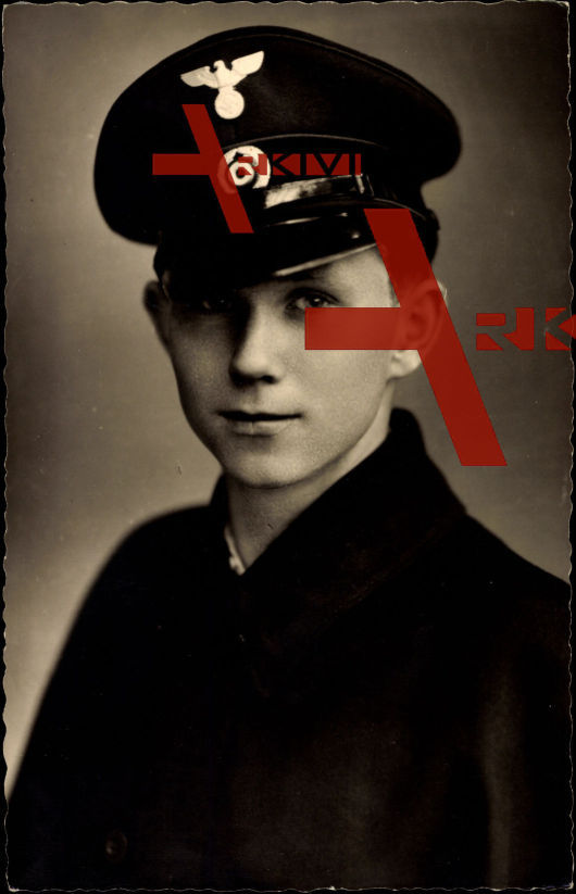 Portrait eines jungen Soldaten mit Schirmmütze