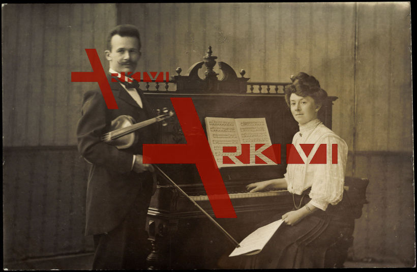 Frau am Klavier und Mann mit Geige, Noten