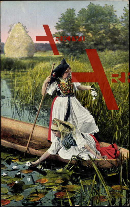 Frauen staaken 1926 in Trachten in einem Kanu durch den Spreewald