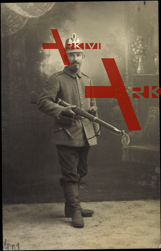 Soldat in Uniform mit Gewehr, Standbild