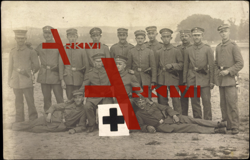 Foto Soldatengruppe, Sanitäter, Uniform, Pistolen